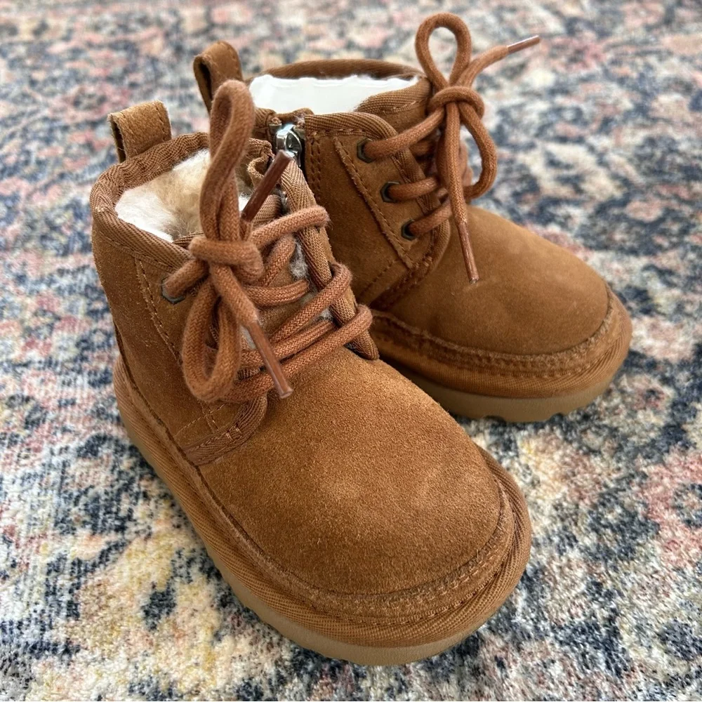 NIB UGG Neumel II Unisex Chukka Suede Wool Lined Boots in Chestnut Tan size 6T